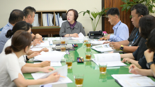 음성군은 지난 20일 부군수실에서 '2024년 하반기 중점관리대상 공모사업 추진상황 보고회'를 개최했다. 서동경 부군수가 군 관계자들과 사업별 추진상황과 문제점을 점검하고 향후 대응방향과 추진전략 등을 논의하고 있는 모습   사진=음성군 제공