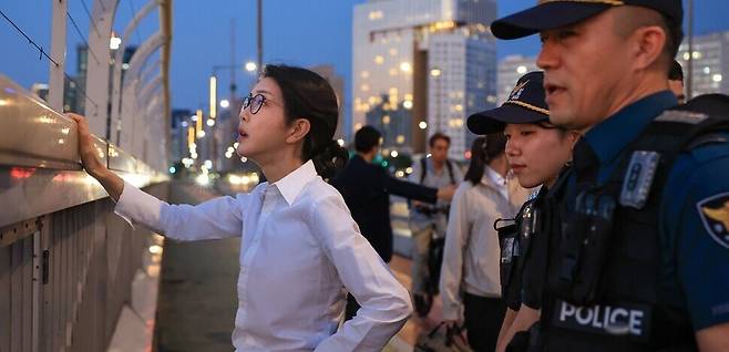 김건희 여사가 9월10일 ‘세계 자살 예방의 날’을 맞아 서울 마포대교에서 마포경찰서 용강지구대 근무자와 함께 도보 순찰을 하고 있다. 대통령실 제공