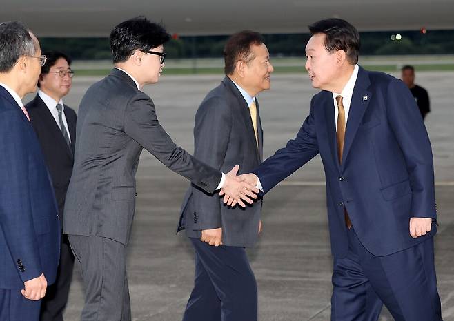 윤석열 대통령이 22일 오전 체코 공식 방문을 마치고 경기도 성남 서울공항으로 귀국해 마중 나온 한동훈 국민의힘 대표와 악수하고 있다. 윤운식 선임기자 yws@hani.co.kr