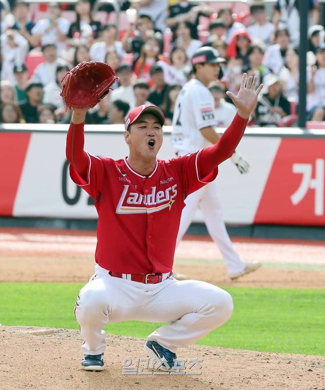 22일 오후 수원 KT위즈파크에서 열린 프로야구 SSG와 KT 경기. SSG 선발 김광현이 5회말 KT 로하스를 상대로 피칭한 뒤 아쉬움을 표시하고 있다. 수원=정시종 기자 /2024.09.22.