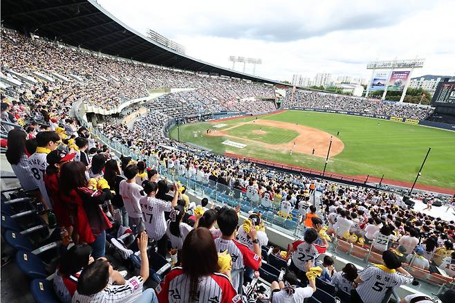 <yonhap photo-4568="">(서울=연합뉴스) 류영석 기자 = 22일 서울 잠실야구장에서 열린 2024 KBO 프로야구 두산 베어스와 LG 트윈스의 경기를 찾은 관중들이 경기를 지켜보고 있다. 지난 21일 LG 구단은 두산 베어스와 치른 더블헤더 1차전에 2만3천236명의 관중이 입장해 누적 관중 130만4천656명으로 구단의 시즌 최다 관중 신기록을 수립했다. 2024.9.22 ondol@yna.co.kr/2024-09-22 16:17:05/ <저작권자 ⓒ 1980-2024 ㈜연합뉴스. 무단 전재 재배포 금지, AI 학습 및 활용 금지></yonhap>