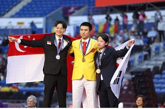 한국수자원공사 소속 허정보 선수(맨 오른쪽)가 지난 15일 프랑스 리옹에서 열린 '제47회 국제기능올림픽대회'에 수처리기술 종목 국가대표로 출전해 동메달을 목에 걸었다.[사진=수자원공사]