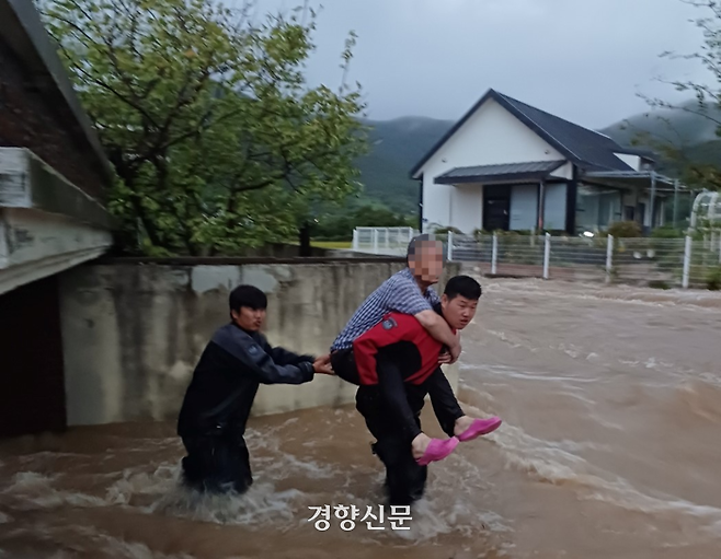 지난 21일 오후 6시25분쯤 전남 여수시 소라면의 한 마을에서 소방대원들이 폭우에 고립된 주민을 구조하고 있다. 전남소방본부 제공.