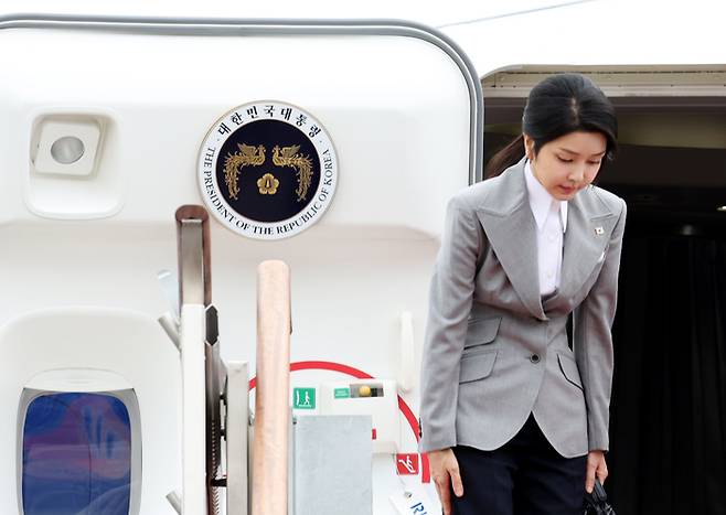 김건희 여사가 19일 성남 서울공항에서 윤석열 대통령의 체코 공식 방문에 동행하며 대통령 전용기인 공군 1호기에 올라 인사하고 있다. 연합뉴스