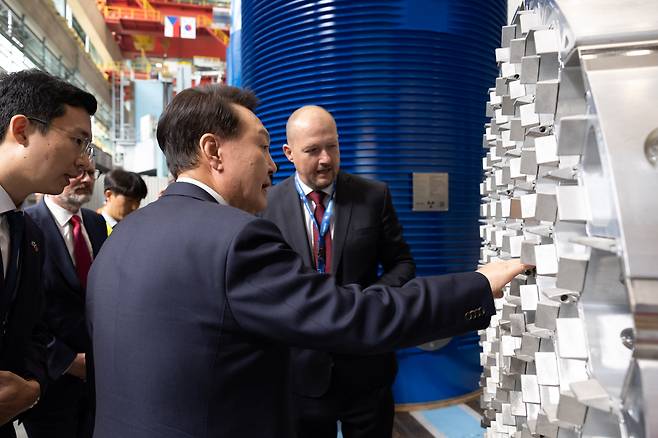 President Yoon Suk Yeol (front) inspects a production facility of Skoda JS, a Czech company dedicated to nuclear servicing and engineering, with Czech Prime Minister Petr Fiala (second from left) in Plzen, Czech Republic, Friday. (Pool photo via Yonhap)