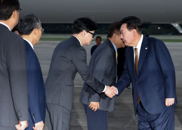 윤석열 대통령이 22일 오전 체코 공식 방문을 마치고 귀국하며 성남 서울공항으로 마중 나온 한동훈 국민의힘 대표와 악수하고 있다. 연합뉴스