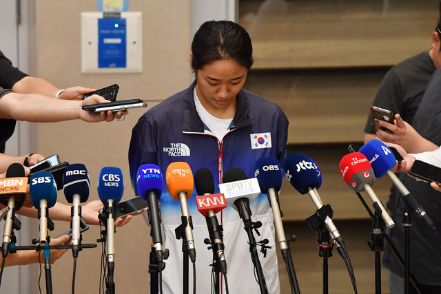 2024 파리올림픽 배드민턴 금메달리스트 안세영이 지난달 7일 인천국제공항 제2여객터미널을 통해 입국하며 취재진의 질문에 답하고 있다. 인천=권현구 기자