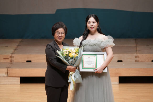 지난 12일 수원 SK아트리움에서 열린 제33회 성정음악콩쿠르 ‘위너 콘서트’에서 성정음악상을 수상한 소프라노 정주연. 성정문화재단 제공