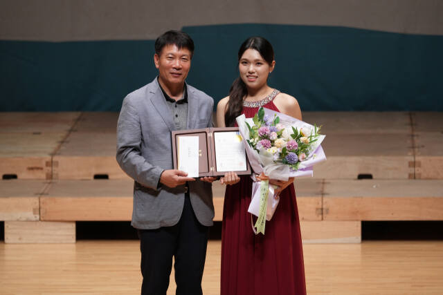 지난 12일 수원 SK아트리움에서 열린 제33회 성정음악콩쿠르 ‘위너 콘서트’에서 수원음악상을 수상한 첼리스트 이소민. 성정문화재단 제공