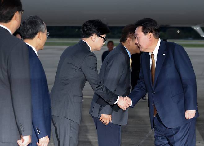 윤석열 대통령이 22일 성남 서울공항에서 체코 공식 방문을 마치고 귀국하며 마중 나온 국민의힘 한동훈 대표와 악수하고 있다 / 사진 = 연합뉴스