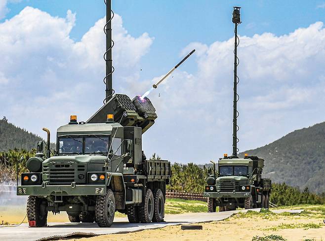 군용 차량에서 LIG넥스원의 유도로켓 '비궁'이 발사되고 있다.  LIG넥스원
