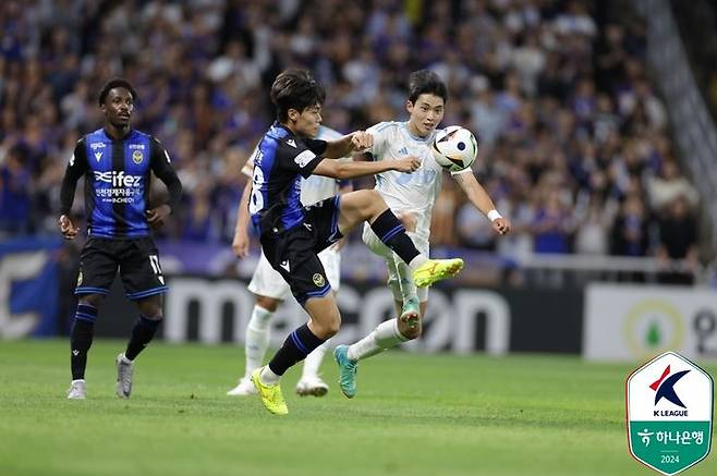 [서울=뉴시스] 프로축구 K리그1 인천 유나이티드의 민경현(왼쪽), 울산 HD의 최강민. (사진=한국프로축구연맹 제공) *재판매 및 DB 금지