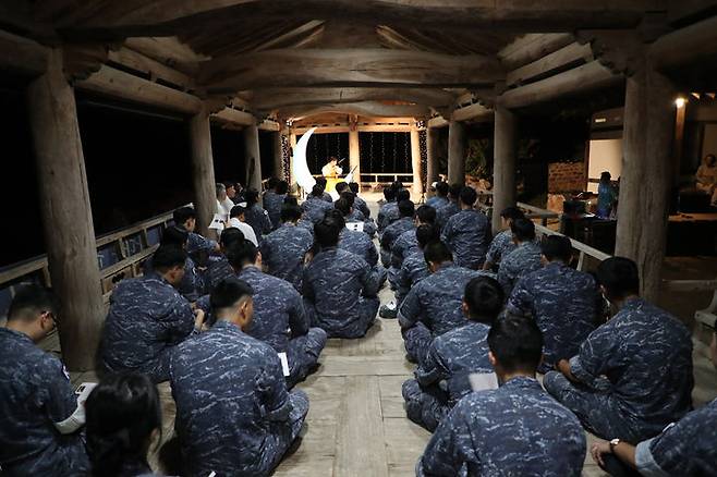 [안동=뉴시스] 해군 서애류성룡함 장병들이 안동시 하회마을에서 진행된 '서애정신 함양 프로그램'에 참가해 유비무환 정신을 배우고 있다. (사진=안동시 제공) 2024.09.22. photo@newsis.com *재판매 및 DB 금지