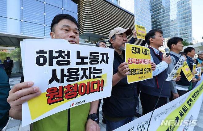 [서울=뉴시스] 지난 5월8일 서울 중구 한화그룹 본사 앞에서 열린 '노조법 2,3조 개정과 원청 교섭을 촉구하는 민주노총 하청노동자 공동 기자회견' 모습. 2024.09.22. photo@newsis.com