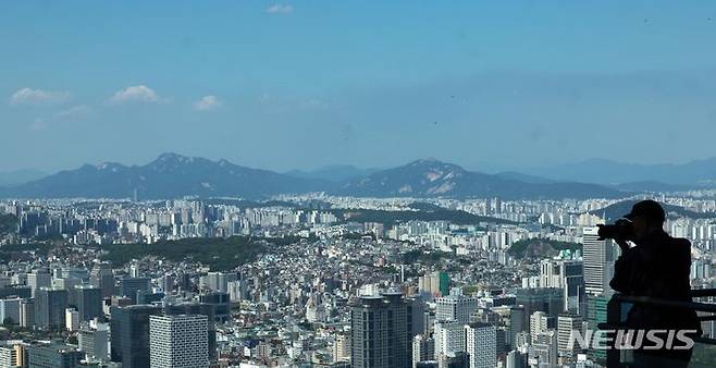 [서울=뉴시스] 고범준 기자 = 전국적으로 맑은 날씨가 이어지는 13일 오후 서울 남산에서 관광객들이 여유로운 시간을 보내고 있다. 2024.05.13. bjko@newsis.com