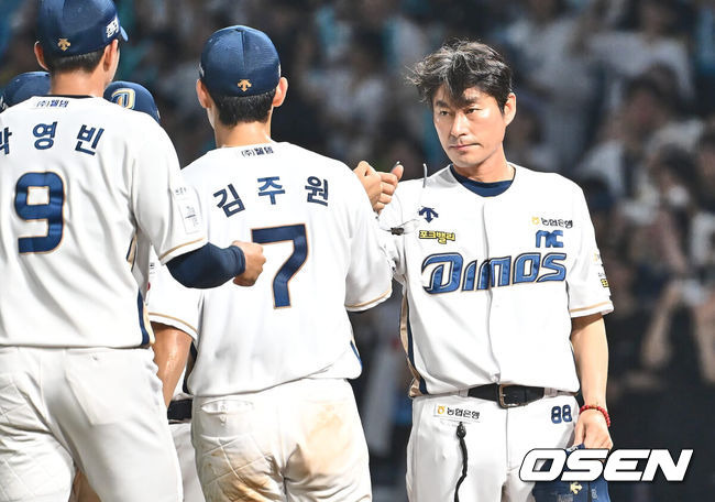 [OSEN=창원, 이석우 기자] 4일 창원NC파크에서 2024 신한 SOL 뱅크 KBO 리그 NC 다이노스와 KT 위즈의 경기가 열렸다. 홈팀 NC는 목지훈이 방문팀 KT는 쿠에바스가 선발 출전했다. NC 다이노스 강인권 감독이 KT 위즈에 15-5로 승리한 후 기쁨을 나누고 있다. 2024.08.04 / foto0307@osen.co.kr