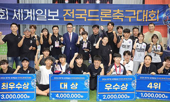 21일 경북 포항시 남구 포항직업전문학교에서 열린 ‘2024 전국드론축구대회’ 우승팀인 ‘이카르스’ 등 수상팀들이 기념촬영을 하고 있다. 포항=남정탁 기자