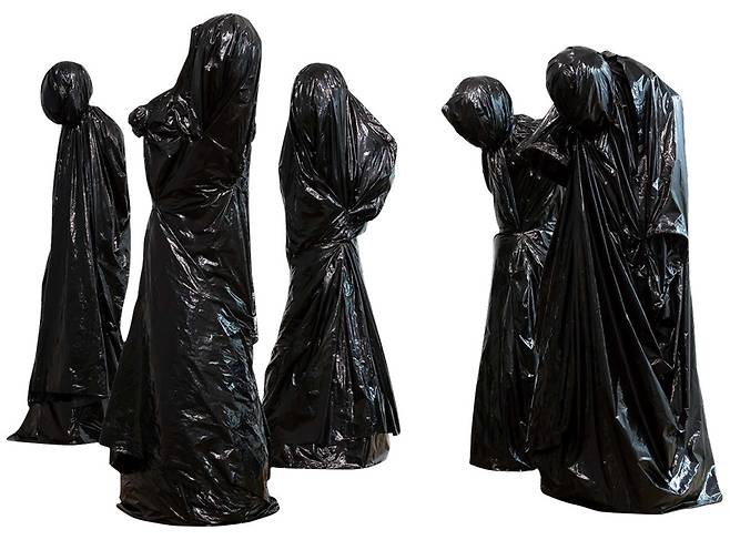 지난 시간 속에 남겨진 5개의 군상, 압축단열재 발포 우레탄폼 미송구조목 비닐 가변설치 2024 ⓒ심정택 제공