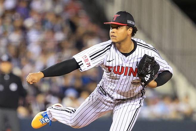 LG 투수 에르난데스는 21일 잠실구장에서 열린 '2024 신한 SOL Bank KBO 리그' 두산과 더블헤더 1,2경기에 모두 출전했다. 1경기에서는 선발 등판해 공 5개 만에 헤드샷 퇴장을 당했다. 2경기에서는 구원 등판해 2이닝 무실점으로 세이브를 기록했다. LG 트윈스