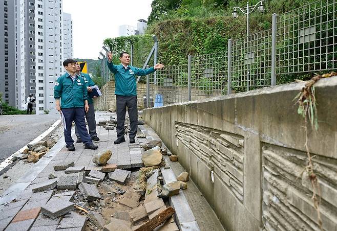 호우 피해 현장 찾은 박종우 거제시장 [거제시 제공. 재판매 및 DB 금지]