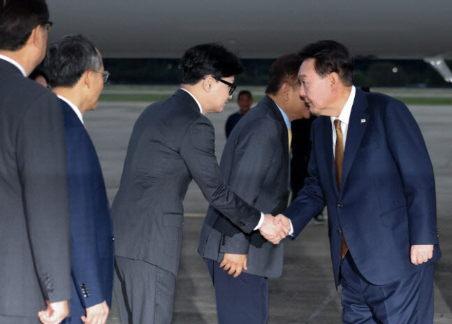 윤석열 대통령이 22일 성남 서울공항에서 체코 공식 방문을 마치고 귀국하며 마중 나온 국민의힘 한동훈 대표와 악수하고 있다.(사진=연합뉴스 제공)