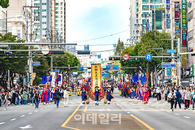 지난해 펼쳐진 정조대왕 능행차 공동재현 수원구간 행렬.(사진=수원시)