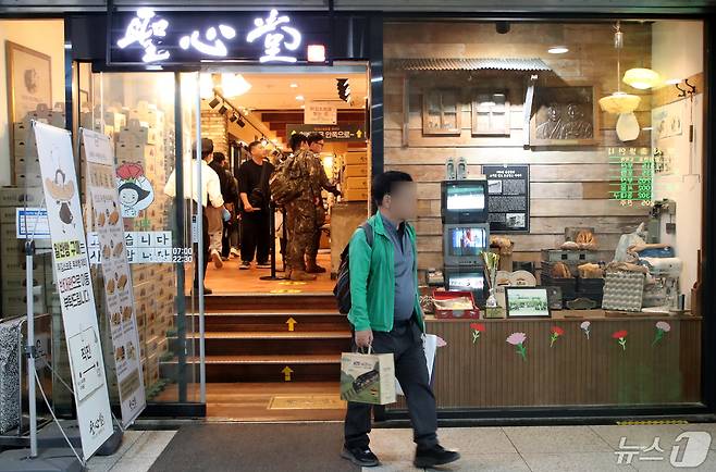 대전 대표 빵집‘ 성심당’ 대전역점에서 한 시민이 빵을 사들고 나오고 있다.  /뉴스1 ⓒ News1 김기태 기자