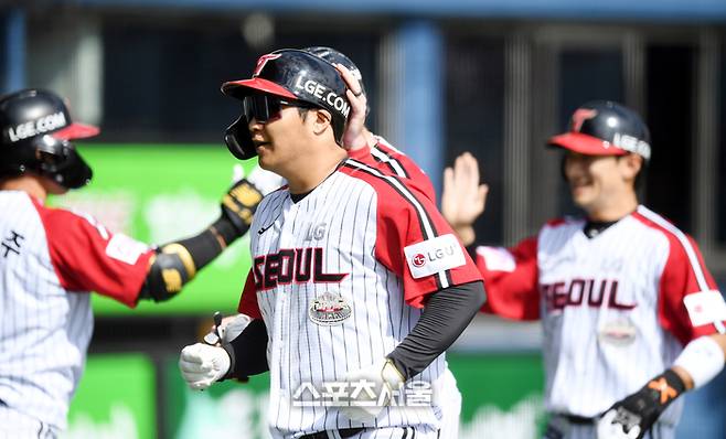 LG 문보경이 22일 잠실야구장에서 열린 2024 KBO리그 두산과 경기 1회말 무사2,3루 우월홈런을 날린 후 동료들과 하이파이브를 하고 있다.  2024. 9. 22. 잠실 | 최승섭기자 thunder@sportsseoul.com