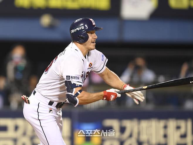 두산 제러드가 23일 잠실구장에서 열린 2024 KBO리그 SSG와 경기 5회말 무사 만루에서 2타점 적시타를 터뜨리고 있다. 잠실 | 최승섭기자 thunder@sportsseoul.com