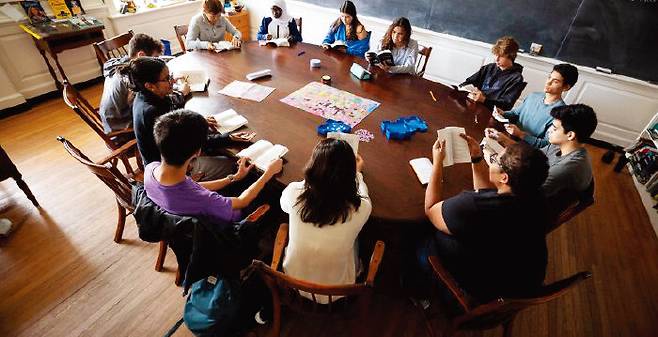 미국 소재 상위권 보딩스쿨은 교사가 교단에서 일방향으로 수업하지 않고 학생들과 함께 타원 형태의 ‘하크니스 테이블’에 앉아 수업한다. 모든 참여자가 서로의 얼굴을 보고 이야기 나눌 수 있는 것. 안 컨설턴트는 가정에서도 이 같은 테이블을 사용하면 가족 간 대화를 늘릴 수 있다고 권한다.