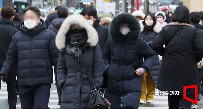 다시 한파가 시작됐다. 체감온도가 영하 15도까지 떨어진 22일 서울 종로구 광화문 네거리에는 두툼한 복장을 한 직장인들이 출근길을 서두르고 있다. 사진=조용준 기자 jun21@