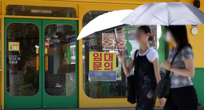 소비 부진·인건비·고금리 등으로 폐업이 늘면서 자영업자 수가 6개월 연속 감소했다. 통계청에 따르면 지난달 자영업자 수는 작년 동월보다 6만2천명 감소한 572만1천명으로 지난 2월부터 6개월째 감소세이며 코로나 사태 이후 처음이다. 사진은 지난 19일 서울 소재 상가 밀집지역의 한 매장에 임대안내가 붙어 있는 모습. /뉴시스