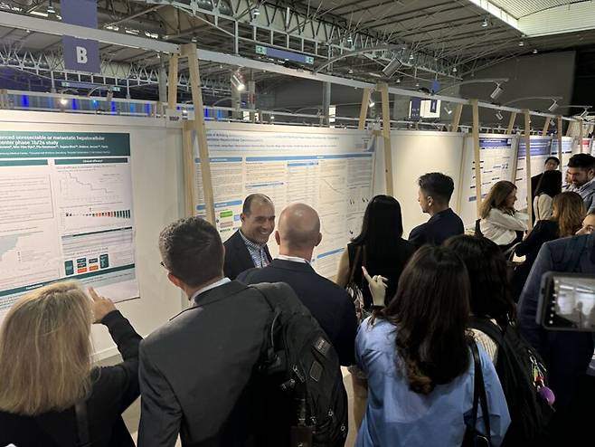 지난 14~17일(현지 시각) 스페인 바르셀로나에서 열린 유럽종양학회(ESMO 2024)에서 HLB의 리보세라닙 관련 연구 결과가 포스터 발표됐다./HLB