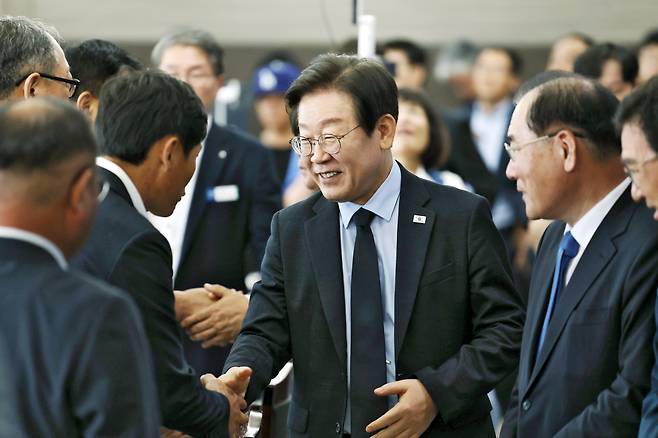 23일 오후 전남 영광군 영광농협 3층 대회의실에서 더불어민주당의 '쌀값 정상화를 위한 정책 간담회' 참석에 앞서 이재명 대표가 농협 관계자들과 인사하고 있다. /연합뉴스