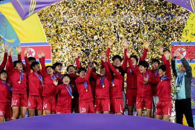 우승컵 들어올린 U-20 월드컵 북한 여자축구대표팀. ⓒ AP=뉴시스