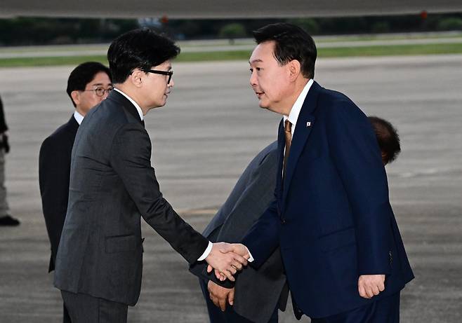 윤석열 대통령이 22일 2박 4일 간의 체코 순방을 마치고 성남 서울공항으로 입국하며 마중 나온 한동훈 국민의힘 대표와 악수를 나누고 있다. 2024.09.22. 송은석 기자 silverstone@donga.com