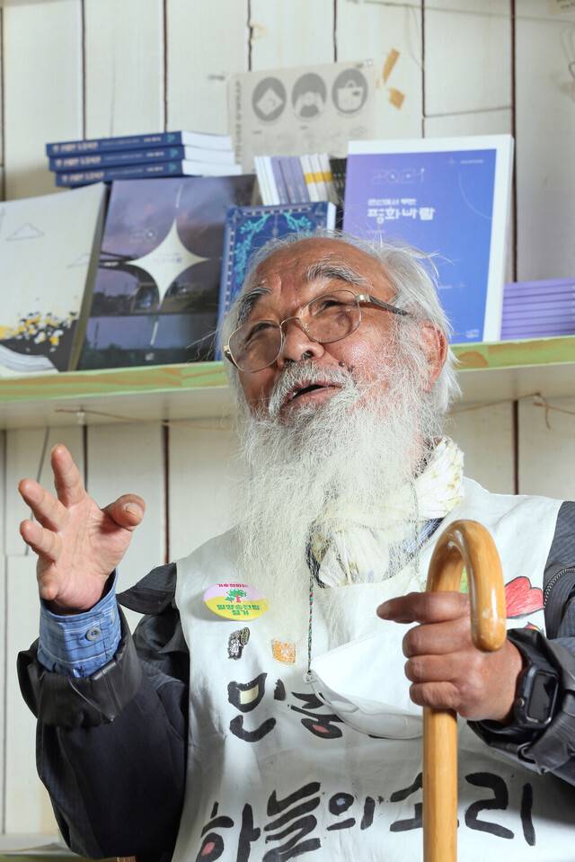 ‘길 위의 신부’로 불리는 문정현 신부가 2022년 충남 천안시 한 사무실에서 한겨레와 인터뷰하고 있다. 이정용 선임기자 lee312@hani.co.kr