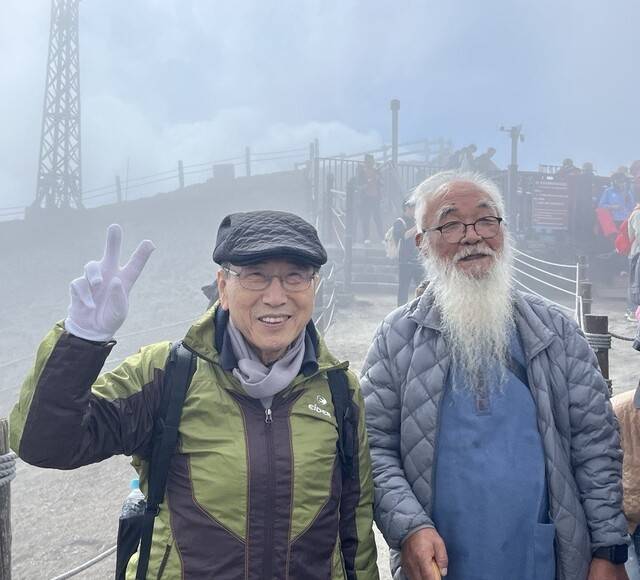 함세웅(왼쪽), 문정현 신부가 지난달 천주교정의구현전국사제단 창립 50돌을 맞아 후배 사제 30여명과 함께 백두산에 올랐다. 천주교정의구현전국사제단 제공