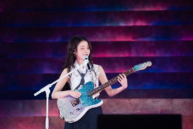 가수 아이유가 22일 서울 마포구 서울월드컵경장에서 열린 ‘2024 아이유 허 월드투어 앙코르: 더 위닝’ 콘서트에서 미공개 신곡 ‘바이 서머’를 부르고 있다. 이담엔터테인먼트 제공