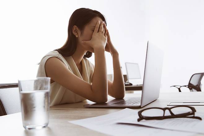 직장인 두통의 68.8% 편두통이며 절반 이상이 병원을 안 찾고 진통제만 먹는다는 조사 결과가 나왔다./사진=클립아트코리아