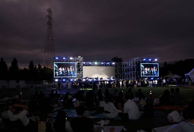 '2024 제8회 대한민국 청년의날 축제' 첫날 행사가 21일 서울 난지한강공원 젊음의광장에서 펼쳐졌다. K팝 콘서트 미유페(Me+Youth Festival)에서 그룹 휘브가 멋진 무대를 꾸미고 있다. 사단법인 청년과미래, 일간스포츠, 이코노미스트가 공동 주최하는 이번 축제는 21, 22일 이틀간 ▲크리에이터 페스티벌 ▲Youth 댄스 챌린지 ▲청년 치어리딩 챔피언십 등 다채로운 프로그램과 인기 아티스트들이 함께 하는 콘서트 ‘미유페’(Me+Youth Festival)가 하이라이트를 장식한다. 김민규 기자 mgkim1@edaily.co.kr /2024.09.21/