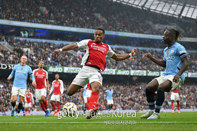 23일 에티하드 스타디움에서 열린 맨시티와 아스널의 2024~25 EPL 5라운드. 아스널 팀버가 맨시티 도쿠 앞에서 슈팅을 시도하고 있다. 사진=게티이미지