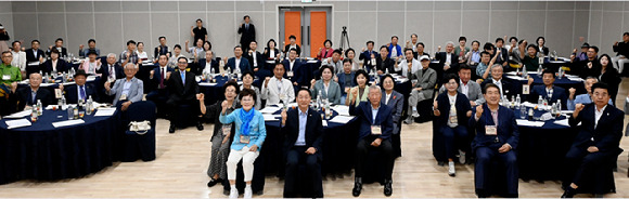 유정복 인천광역시장이 23일 중구 상상플랫폼에서 역대 시의원, 군수·구청장, 군·구의원 초청 '시민 행복 체감 정책 소통·협력 시정 간담회'에서 참석자들과 기념 촬영을 하고 있다. [사진=인천시]