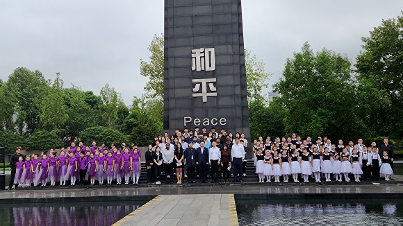 양 교육청 관계자와 학생들이 난징대학살 희생자 기념관에서 공동 수업을 진행한 후, 기념촬영을 하고 있다. [사진=제주특별자치도교육청]