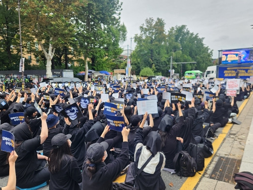 여성혐오폭력규탄공동행동이 21일 오후 서울 종로구 마로니에공원 앞 도로에서 '딥페이크 성착취물 엄벌 촉구' 시위 벌이고 있다. [사진=연합뉴스]