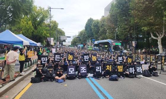 지난 21일 오후 서울 종로구 마로니에공원 앞 도로에서 여성혐오폭력규탄공동행동 등 시민단체와 참가자들이 '딥페이크 성착취물 엄벌 촉구' 시위를 벌이고 있다. 이날 집회에는 주최 측 추산 5000여명이 참가했다. 연합뉴스