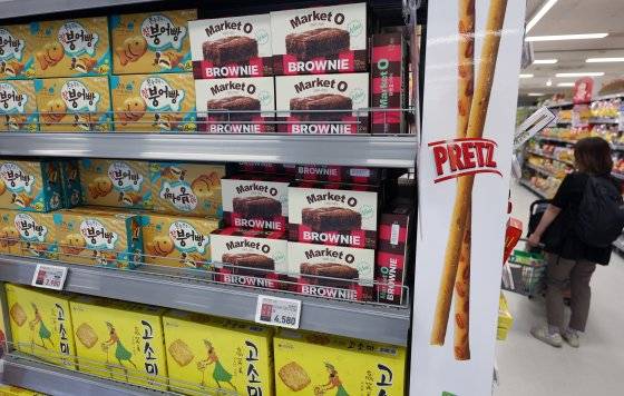 라면, 과자, 음료, 쌀가공식품 등 수출이 역대 최대 실적을 기록한 3일 서울 시내의 대형마트를 찾은 시민이 과자를 고르고 있다. 뉴스1