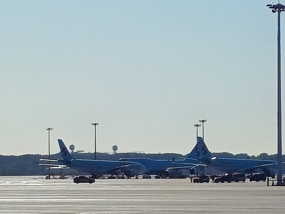 23일 인천공항 활주로에서 대남 풍선 잔해물이 발견되면서 항공기 이착륙이 전면 금지됐다. 사진 독자 제공