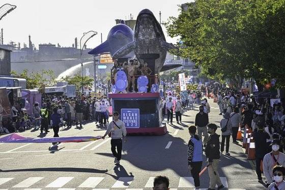 울산고래축제의 하이라이트인 고래퍼레이드 모습. 사진은 2022년 축제 기간 촬영된 것이다. 사진 울산 남구