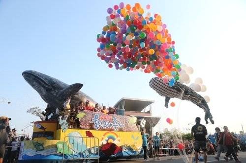 울산고래축제의 하이라이트인 거리퍼레이드 모습. 사진은 2018년 촬영된 것이다. 중앙포토
